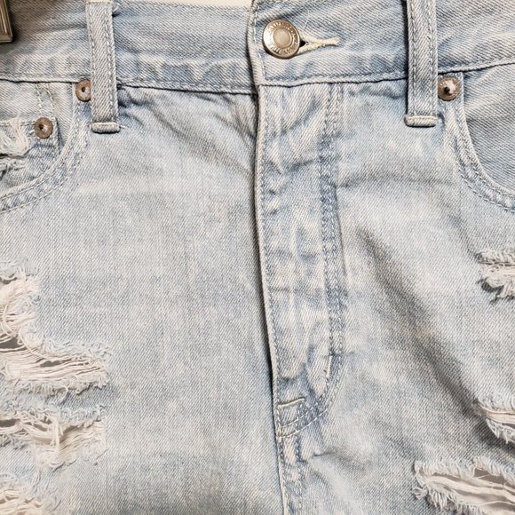 American Eagle Hi-Rise Festival Light Wash Distressed Shorts - Picture 7 of 11